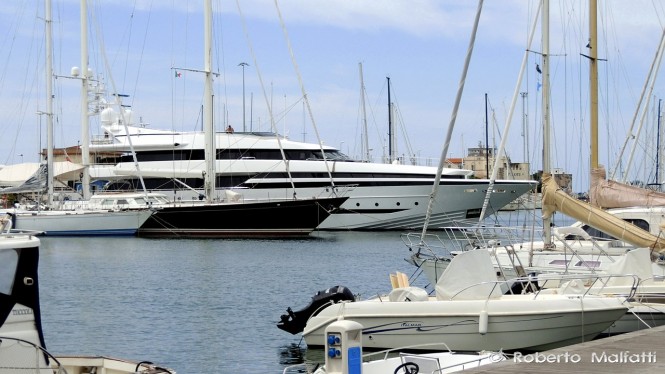 BALISTA Yacht - side view - Photo by Roberto Malfatti