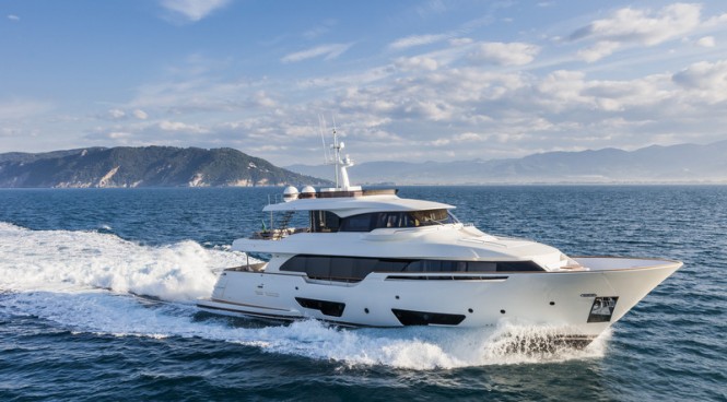 Custom Line motor yacht Navetta 28 underway