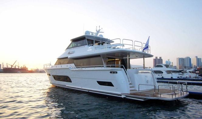 Horizon V72 Yacht - aft view