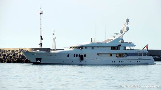 Seahorse Yacht - side view - Photo by Roberto Malfatti