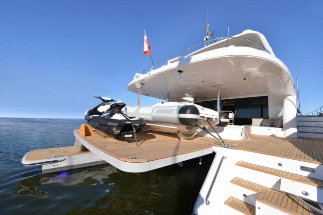 70 Sunreef Power Yacht BLUE BELLY equipped with a hydraulic platform