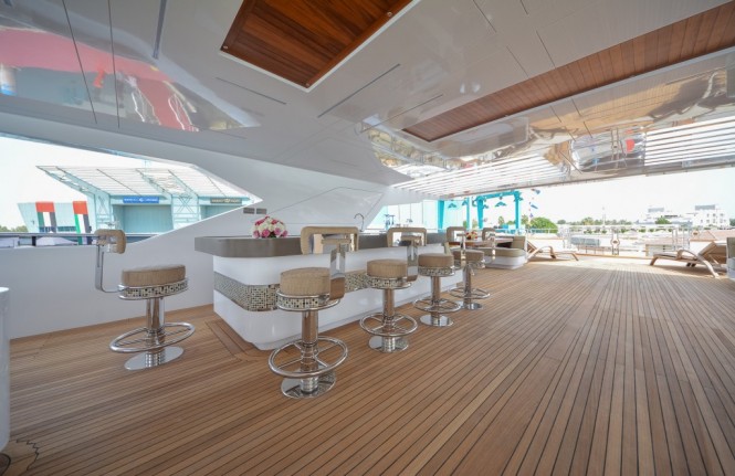 Luxury yacht Majesty 155 - Sun Deck Bar