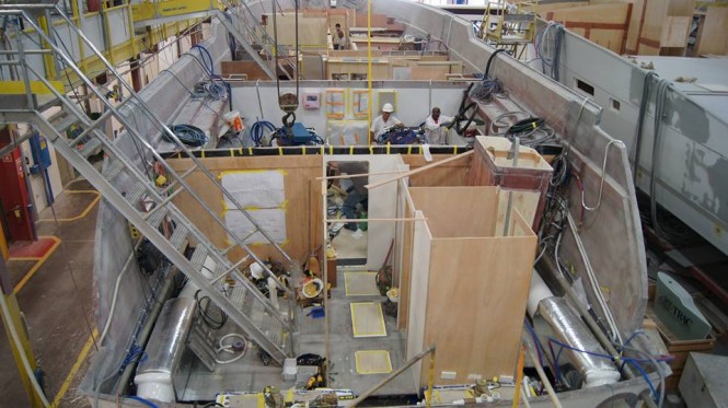 Motor yacht Hatteras 70 under construction - Photo by Hatteras Yachts