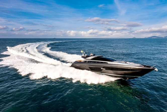 88' Domino Super Yacht at full speed