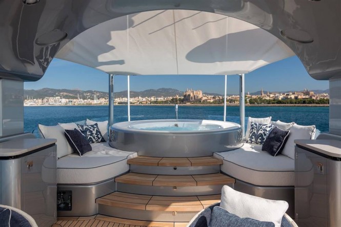 KISS Yacht - Sun deck with Jacuzzi