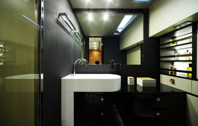 MR BROWN superyacht - Owners Bathroom
