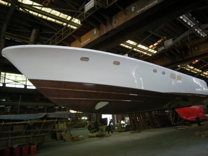 Motor Yacht Hunt 72 out of the mold