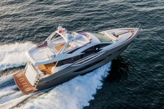 Numarine luxury yacht 70 Flybridge underway