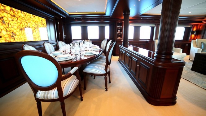 Classic 160 yacht Clarity maindeck saloon