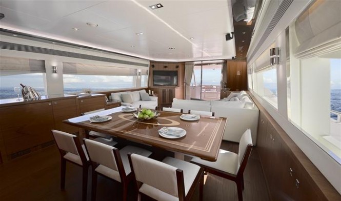Horizon super yacht E88 open flybridge - Dining