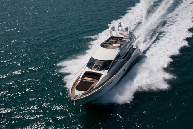Luxury motor yacht Numarine 78 Flybridge underway