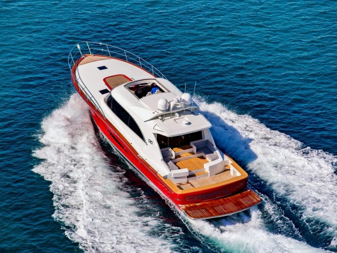 Luxury yacht Cresta 70 from above