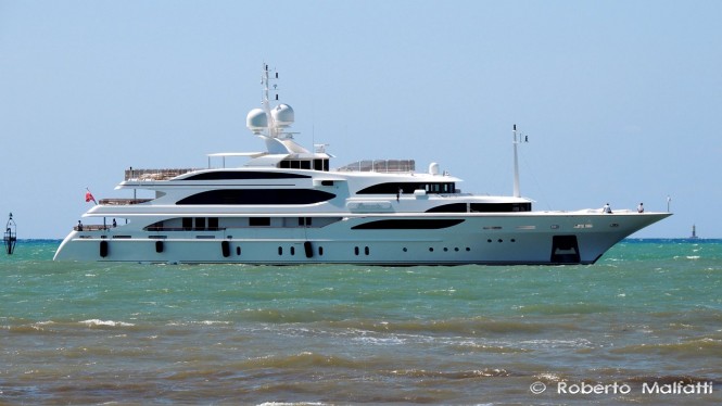Luxury yacht I DYNASTY - side view - Photo by Roberto Malfatti