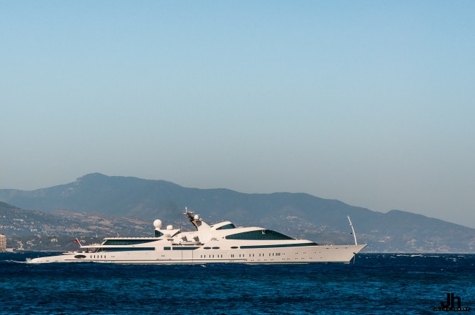 Luxury yacht YAS underway - Photo by Julien Hubert