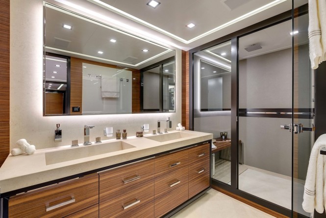 Motor Yacht Mangusta 132 Bathroom
