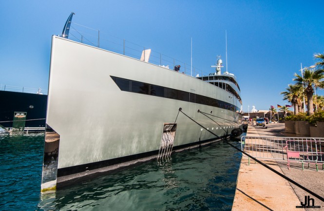 Motor yacht SAVANNAH anchored in Antibes - Photo by Julien Hubert