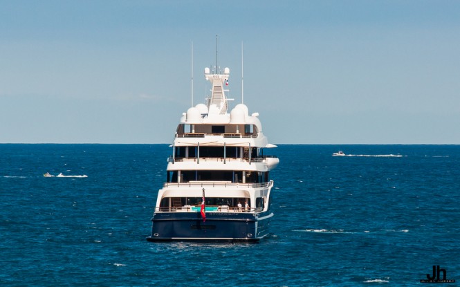 Motor yacht SYMPHONY - aft view - Photo by Julien Hubert