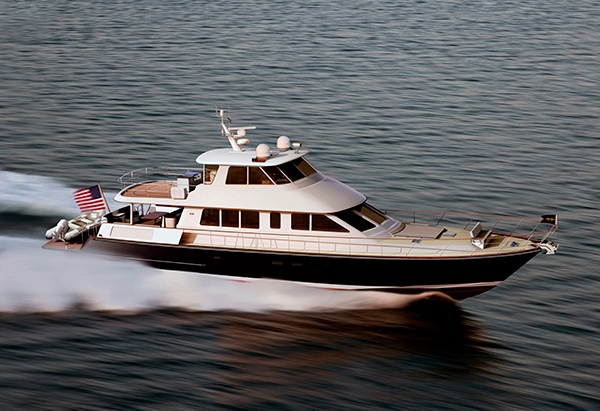 New Hunt Ocean Series 80 Yacht at full speed