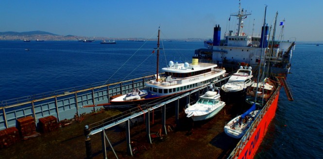 CLARITY Yacht successfully loaded onto a cargo ship