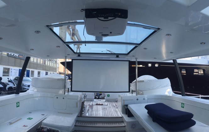 Koo Superyacht - with projector and screen
