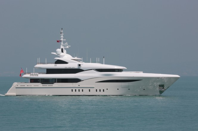 Luxury motor yacht Dusur - side view