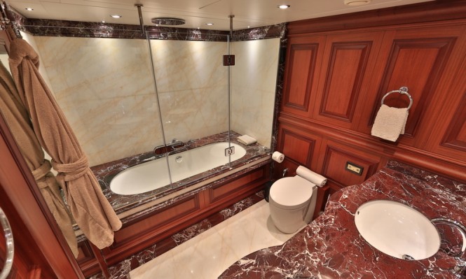 Luxury yacht CLARITY - Bathroom