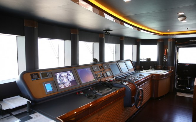 Luxury yacht Dufur - Wheelhouse