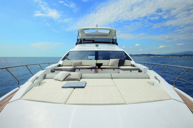 Aboard motor yacht Azimut 72 Fly