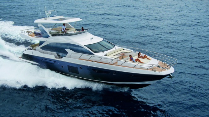 Azimut 72 Fly Yacht running