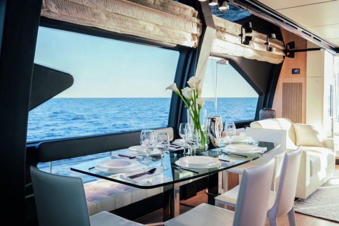 Luxury yacht Azimut 72 Fly - Dining