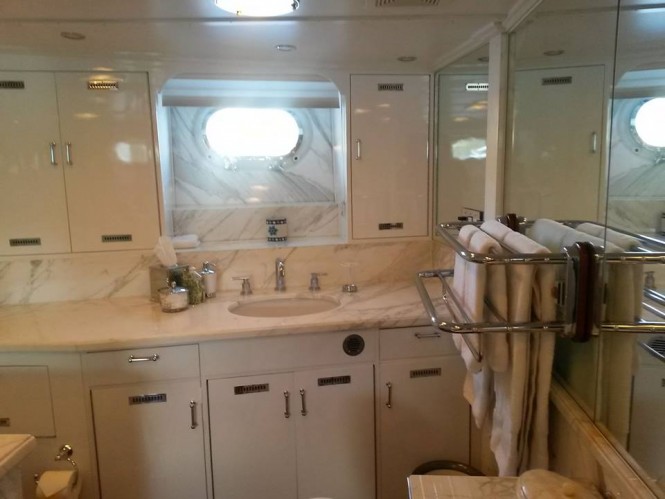 Luxury yacht BEIJE-FLOR - Bathroom - Photo by Hanco Bol & Maureen van der Toolen and Feadship Fanclub