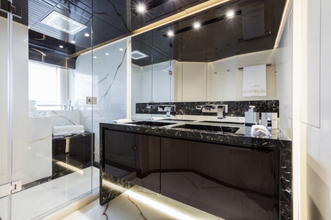 Luxury yacht Dreamline 34m - Owners Bathroom