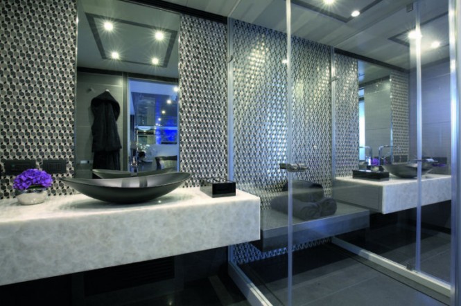 Luxury yacht IRON MAN - Bathroom