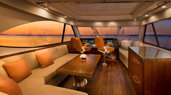 Luxury yacht Riviera 77 - Flybridge