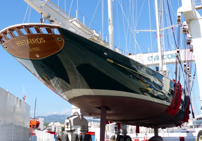 Superyacht HETAIROS being lifted by STP Shipyard Palma