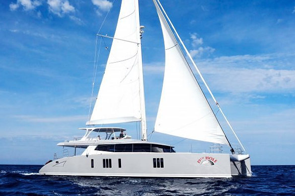 19th HOLE Yacht under sail