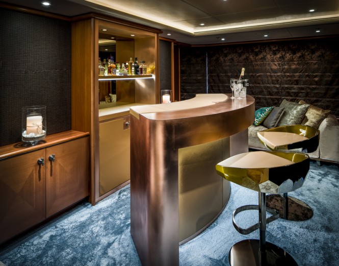 LADY INDIA Yacht - Bar - Photo by Peter Baas