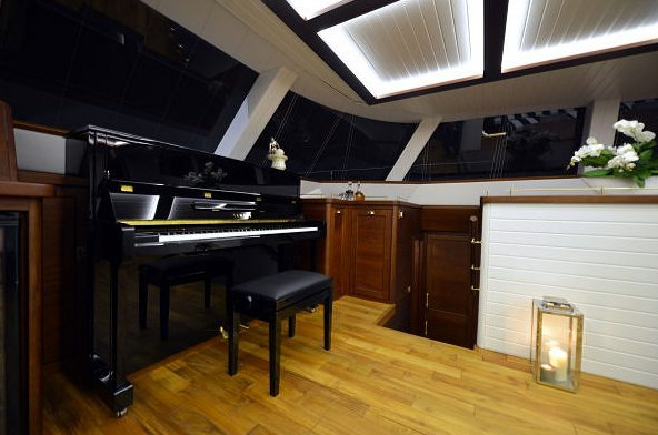 Lucy Z Yacht - acoustic Yamaha piano