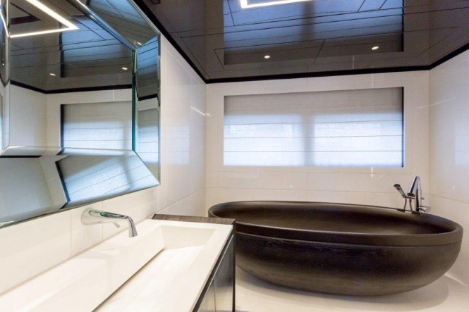 Luxury yacht GENESI - Bathroom