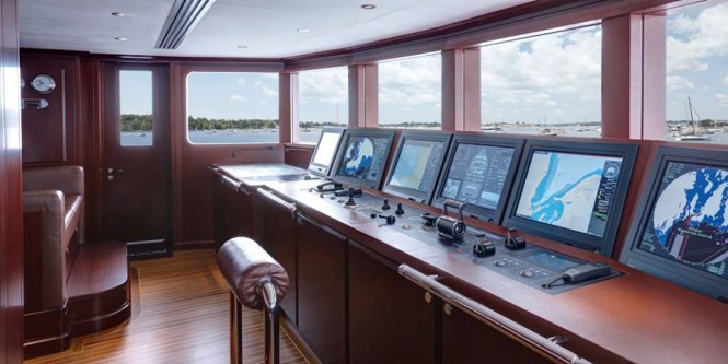 Luxury yacht ROCK.IT - Wheelhouse - Photo by Feadship Fanclub