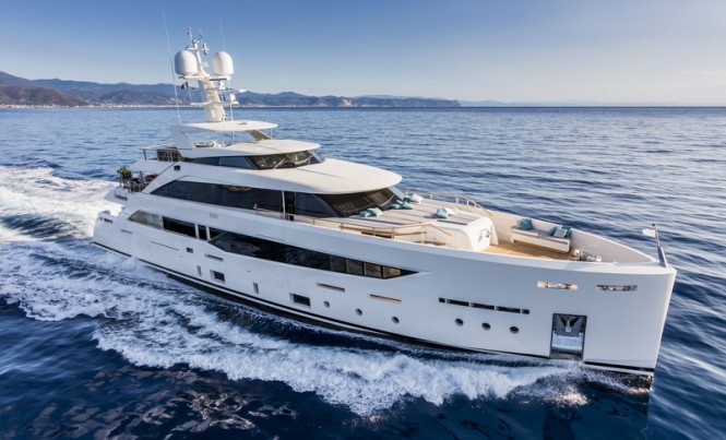 Mondomarine SF40 Yacht SERENITY underway