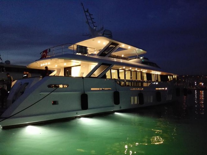 Motor yacht REM by night - Photo by Tufan Avsar