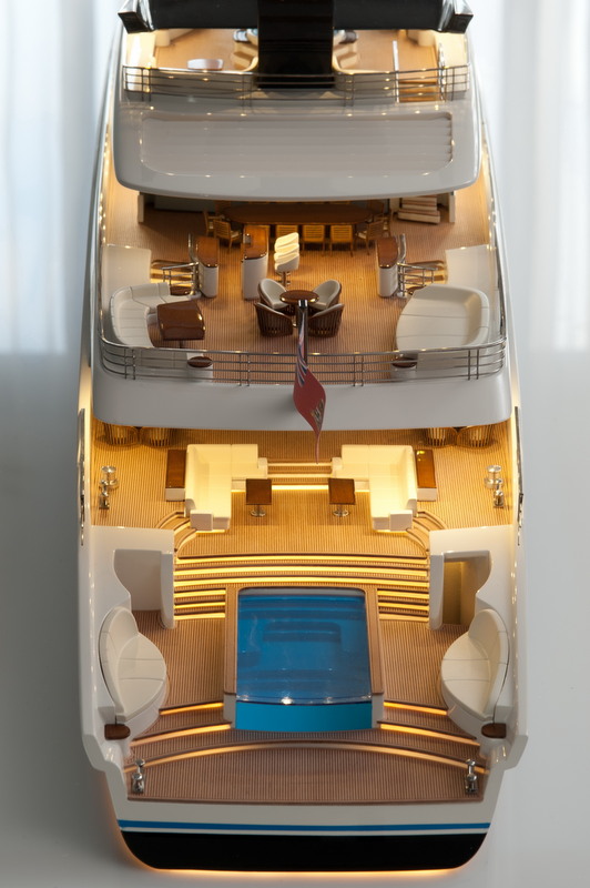 DART80 - aft view - decks - Photo by Hans Westerink