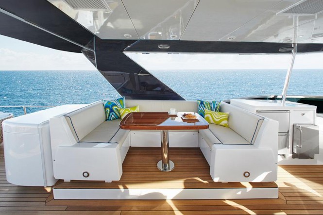 Hatteras 70 - Flybridge dining area sheltered by the hardtop