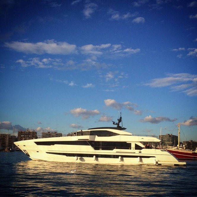 Century 110 GLX on the water - Image by Astondoa