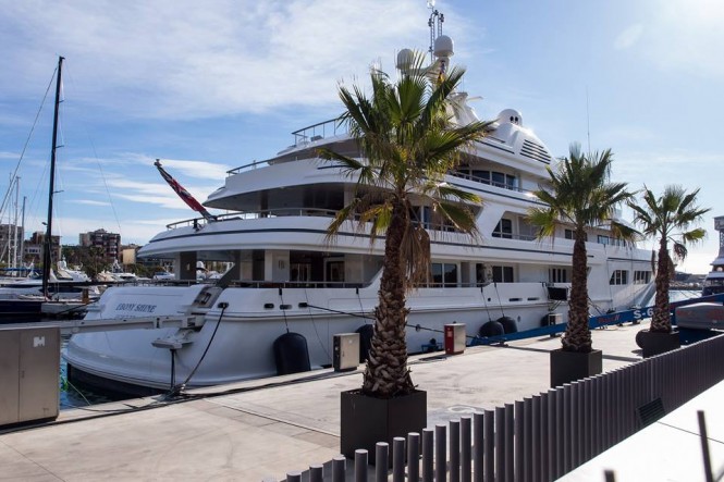 EBONY SHINE - aft view - Photo by Luis Perez Contreras and Feadship Fanclub