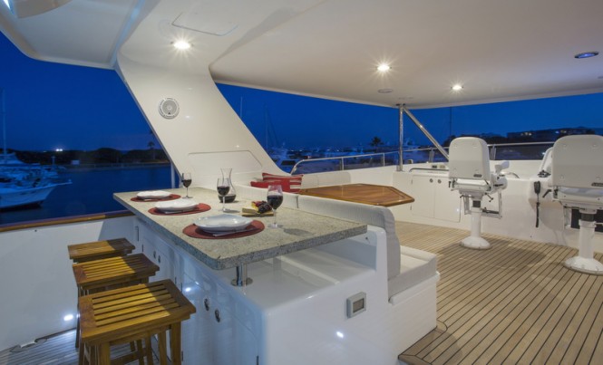 Outer Reef 820 CPMY - Exterior