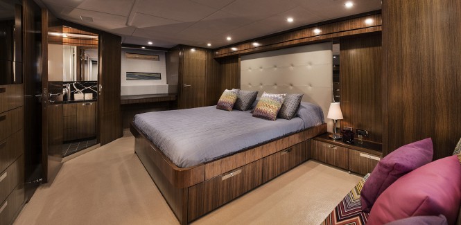 77 Enclosed Flybridge - Master stateroom