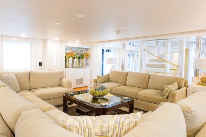 MY SHE'S A 10 - Salon