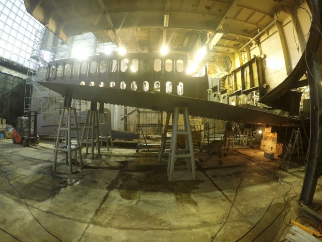 Beginning of stern - keel reconstruction with positioning of the first prefabricated element against the deepest cut (Amico & Co/Freaklance)
